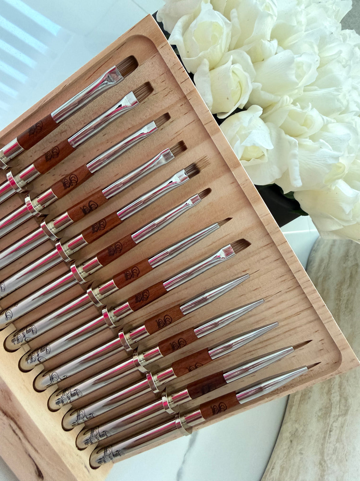 Set Luxury Nail Brush with Metal
Handle Wooden 13 piezas